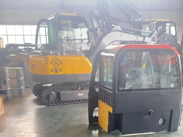 40度炎熱天氣高溫，國外客戶定制輪挖，附帶輔具貝殼斗，裝柜發(fā)貨